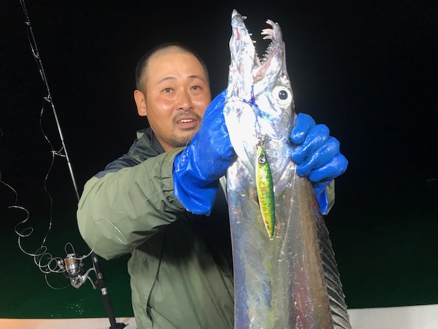 動画配信】クレイジーオーシャン・メタボスイマーでタチウオジギング！錦江湾では指10本のドラゴンも |  釣りの総合ニュースサイト「LureNewsR（ルアーニュース アール）」